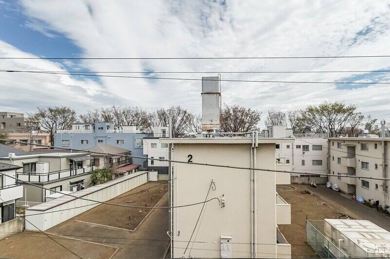 目の前には3階建の郵政宿舎が見えます。距離があるため、視線が気になる場面は少なそうです。