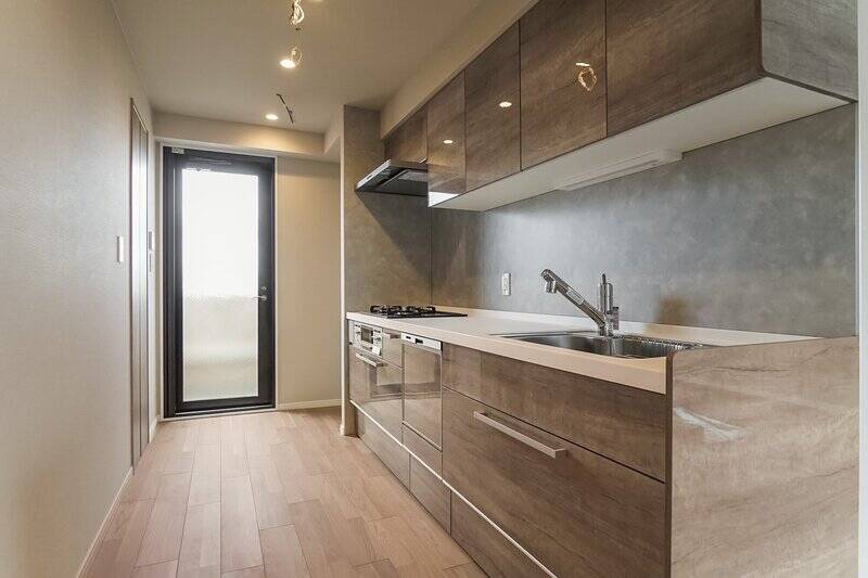 キッチンはセミクローズドな空間として確保され、リビングダイニング(LD)とはゆるやかにつながっています。