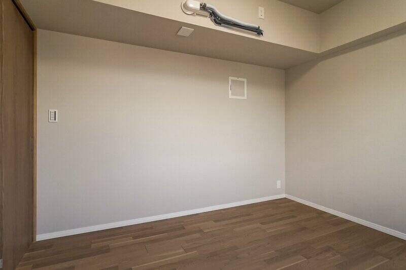 ひとつ目は、LDに隣接する洋室A。広さは約6.8帖です。