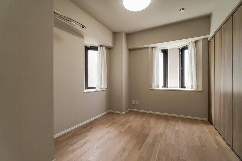 広さ約6帖の洋室B。外観でも目に入った、三角の窓が3つ付いています。壁一面には、折れ戸3枚分の大きな収納があり、たっぷり物をしまえそう。