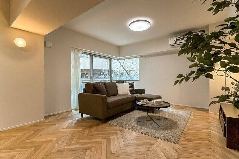 窓はコーナーサッシで、空間に奥行きとリズムが生まれています。