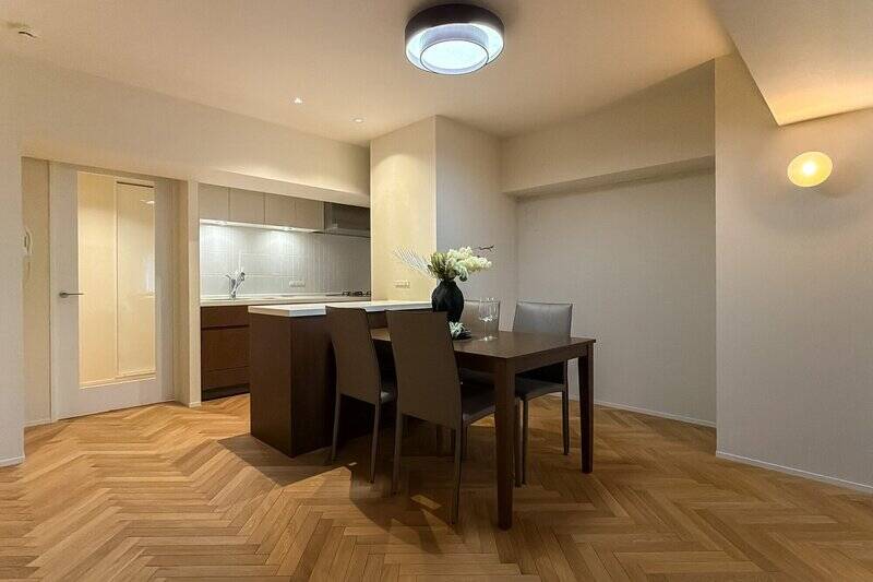 LDKは約20帖の広さを確保。壁面にブラケットライト（付帯設備）を設置し、夜にはまた違った表情を演出します。