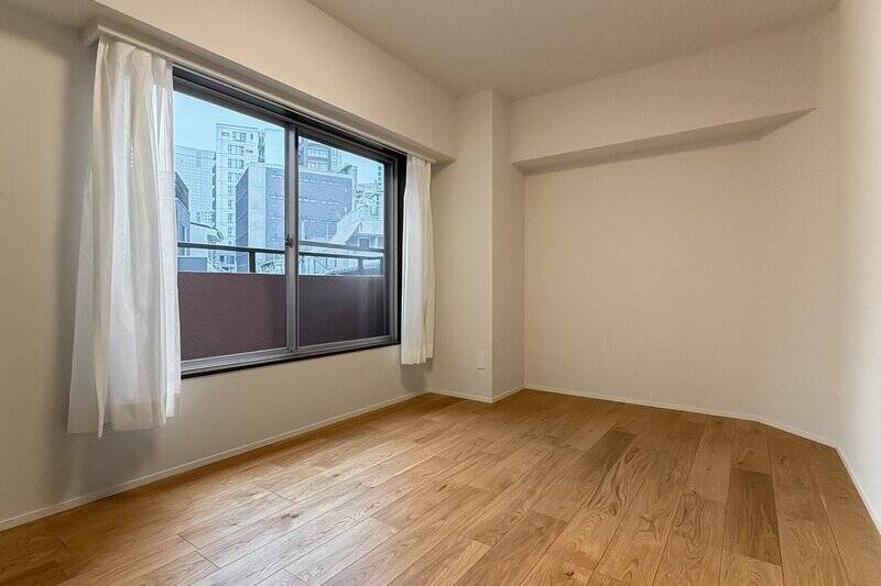 約7帖の洋室。北東向きの窓が備わっています。