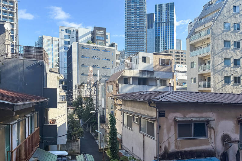 下町の風景と高層ビル群が一度に望め、東京の「今」と「昔」を感じられます。