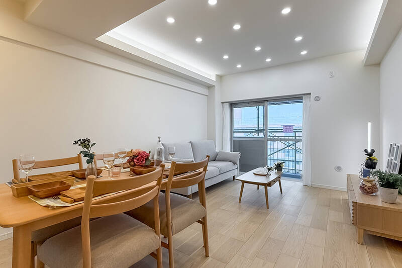 まずは約14.4帖のLDKからご紹介。折り上げ天井に仕込まれた間接照明によって、室内に光がふわりと広がります。