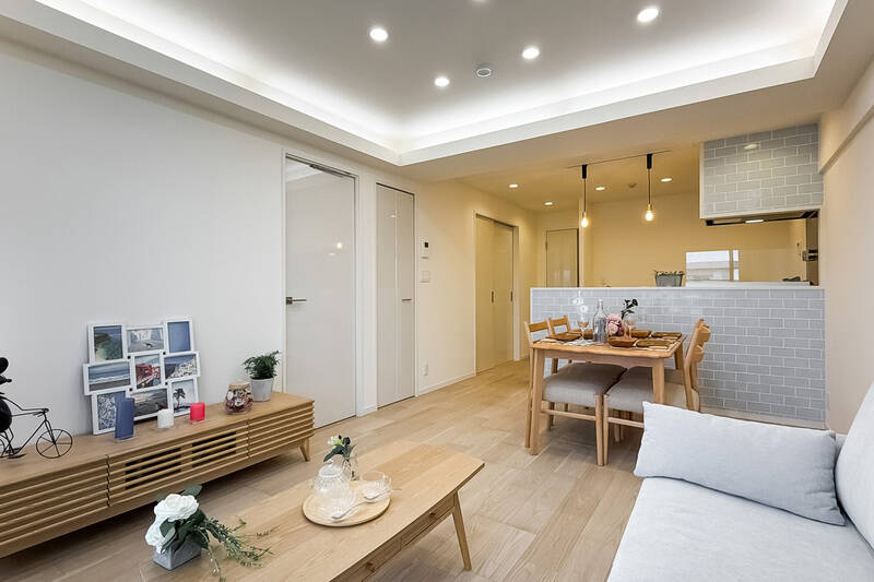 白を基調とした、きちんと感のある内装です。左手にはふたつの洋室と収納が並びます。