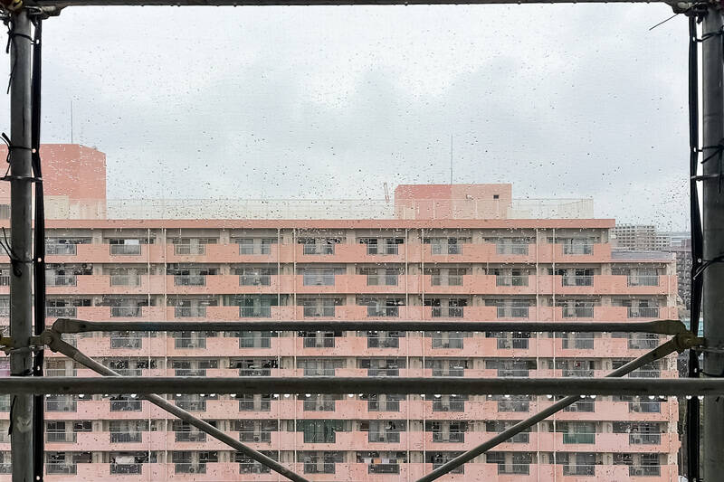 大規模修繕工事中により、現在はシートがかかっている状態です。向かいにマンションが建っているので抜けはありませんが、空はしっかりと仰げますよ。建物との距離も取れているので、視線を気にする必要もなさそうです。