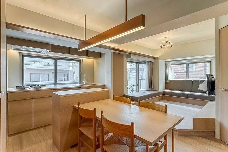 約13.8帖のLDKに溢れるのは、統一感のある木目の空間。そして二面採光による開放感！ こちらの物件は三方角住戸のため、窓が多く採光を確保しやすいつくりになっています。