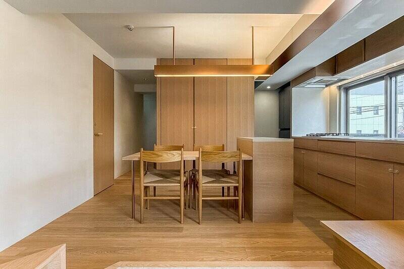 こちらはダイニングスペース。正面に写るのはトール収納です。ダイニングテーブルに隣接するカウンターは、料理中の作業スペースとしたり、食事中に料理や調味料の一時置き場としたりなど、さまざまな場面で活躍しそうですね。