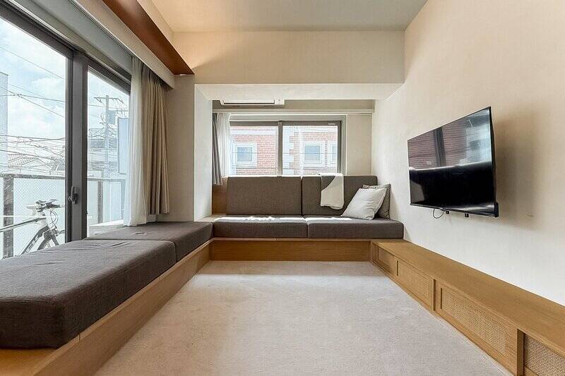 リビングスペースは小上がり仕様。カーペット敷きの床や、L字型に設置された造作ベンチなど、ゆったりとくつろげる空間が広がっています。