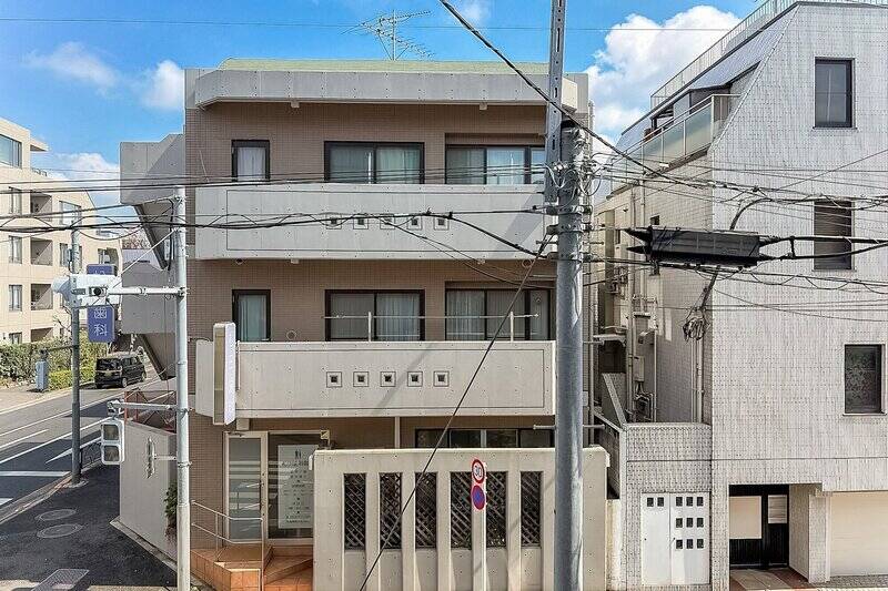 LDKからアクセスする、北東側のバルコニーからの眺望。正面は建物と向かい合っていますが、道路を挟んで距離はとれています。 視線の感じ方は現地にてご確認を。