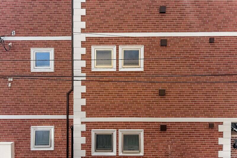 洋室からアクセスする南東側のバルコニーからの眺めはこんな感じ。正面の建物で視界が遮られています。