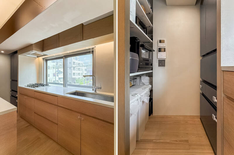 <p><b>左・</b>キッチンは4口ガスコンロ付き。細かいですが、レンジフードが吊り戸棚に馴染む形で備わっているところが、内装マニアの筆者としては推しポイント！ ／<b>右・</b>キッチンの隣にはパントリーを完備。食品ストックだけでなく、冷蔵庫や電子レンジなどの家電類も格納でき、生活感をグッと抑えられます。</p>