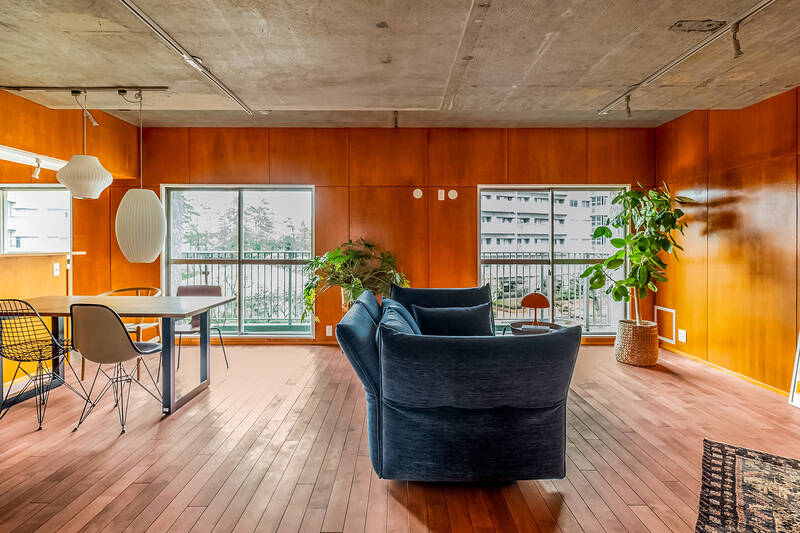 リビングダイニング（LD）には、南東向きの窓が2枚配置されています。あたたかな陽だまりが、空間を包み込んでくれそうです。LDからは約13㎡のバルコニーへアクセスできます。