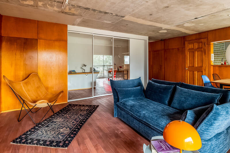 窓と反対側にはスケルトンの扉が。その先を覗いてみると......。