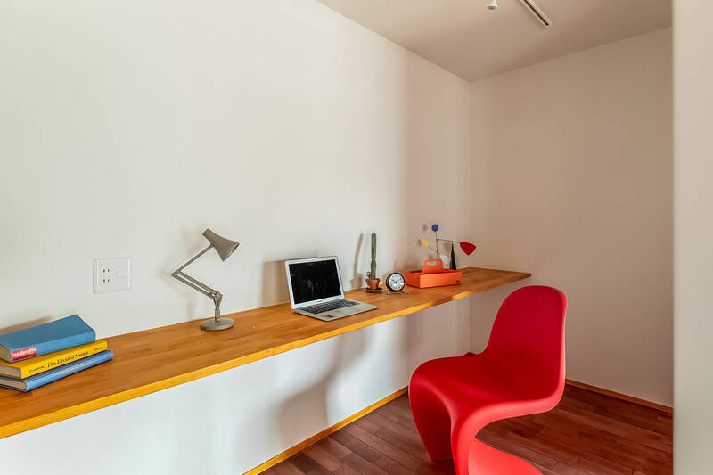 約3帖のサービスルーム。ワークスペースや趣味の部屋として、さまざまな使い方ができそうです。壁には横幅にゆとりのあるカウンターが備え付けられていますよ。