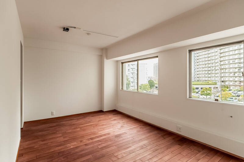 約8.4帖の洋室。キングサイズのベッドを置いても、デスクスペースを設けられるほどゆとりがある広さです。居室の奥にはウォークインクローゼット（WIC）があります。