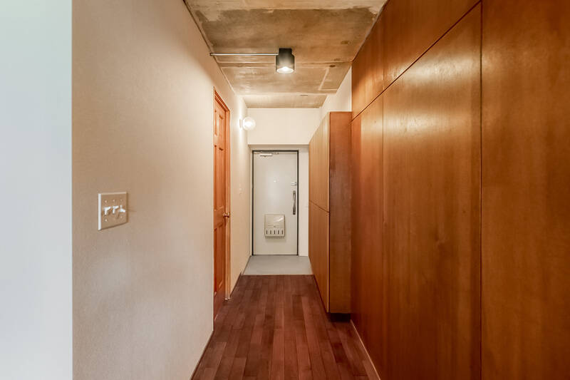 玄関近くには、背の高い下足入れが備わっています。靴が多い方も安心して収納できそうですね。