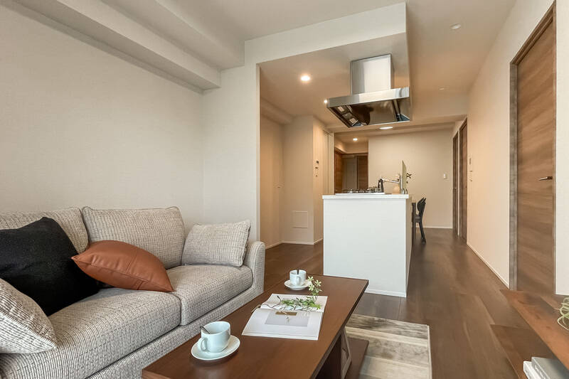 別角度から。右手の3枚のドアはすべて洋室につながっています。室内のご紹介はのちほど！