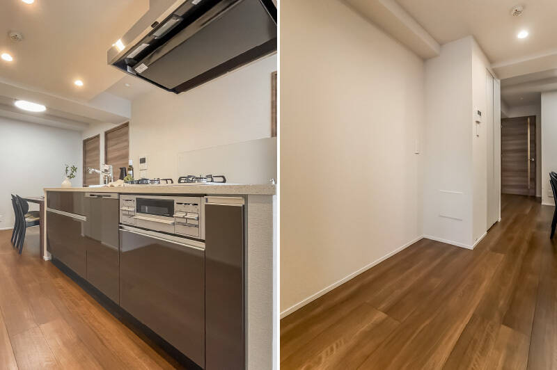 <b>左・</b>ワイドなアイランドキッチンは新築時にオーダーでつくられたものを活かしつつ、食洗機やガスコンロなどが更新されています。／<b>右・</b>壁面には、冷蔵庫とカップボードを並べておけるスペースを完備。奥には収納も備わっており、パントリーとして活躍しそうです。