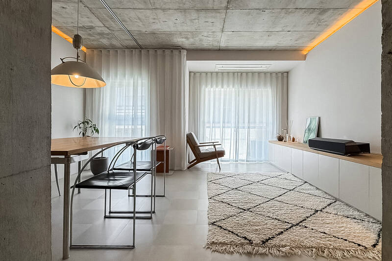 リビングダイニング（LD）からスタートです。カーテンレールを天井に取り付けることで高さが強調され、“ひとつの箱” のような感覚に。