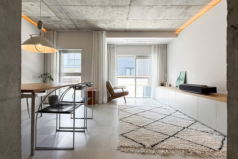 カーテンを開けると掃き出し窓とガラス入りドアが出現。南西向きの窓から、LD全体に光が行き届きます。