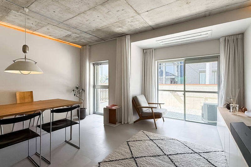 床はモルタル調の塩ビタイル、エアコンは天井埋め込み式を採用しています。