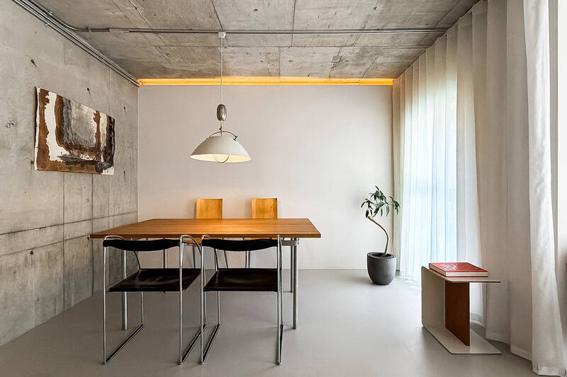 コンクリート現しと白塗装が面ごとに分けられ、天井にはライン照明。この無機質さが “ギャラリーライク” な印象を醸成しています。