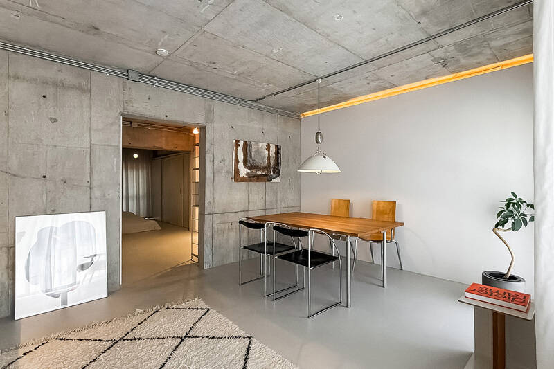 天井にはライティングレール。お好きな位置に照明を付けることが可能です。