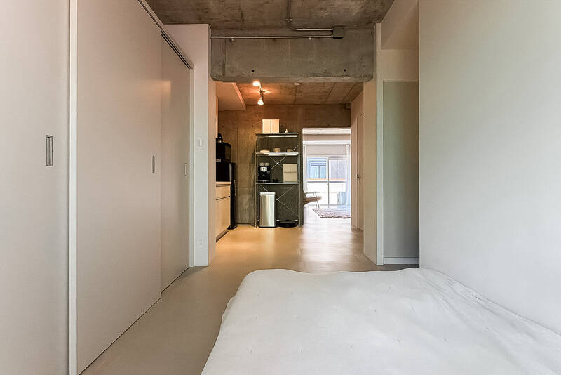 北東側のサッシ前から室内全体を見渡すとこんな感じ。ゆるやかに空間が連続し、扉がないぶん小回りが効きそうです。