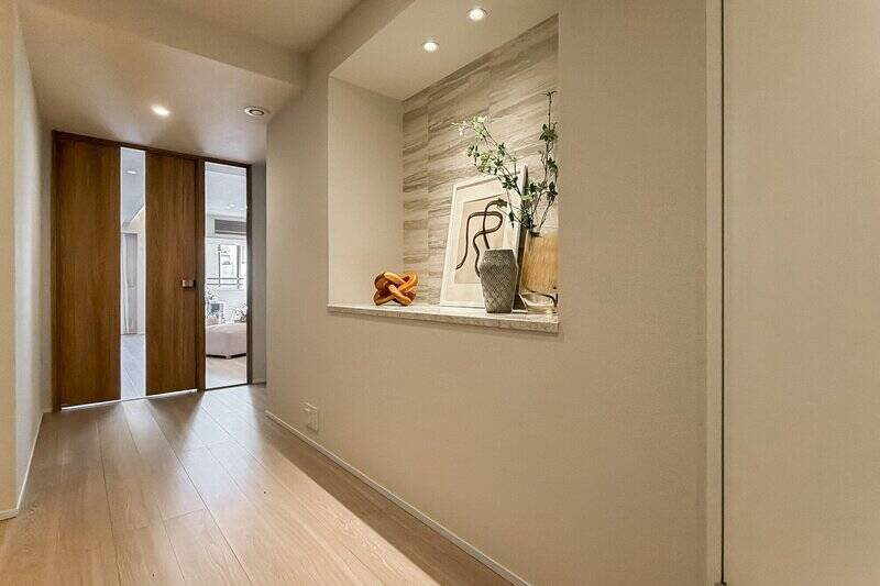 廊下沿いには間接照明付きのニッチが。思い入れのあるアートや調度品を飾りたいですね。