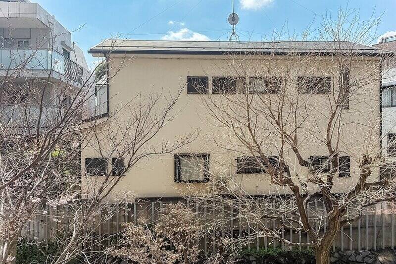 2026年3月28日の撮影時はまだ蕾の状態でしたが、左の木にはちらほらと桜の花が見えています。向かいの戸建住宅との干渉材が桜とは、なんとも贅沢ですね。