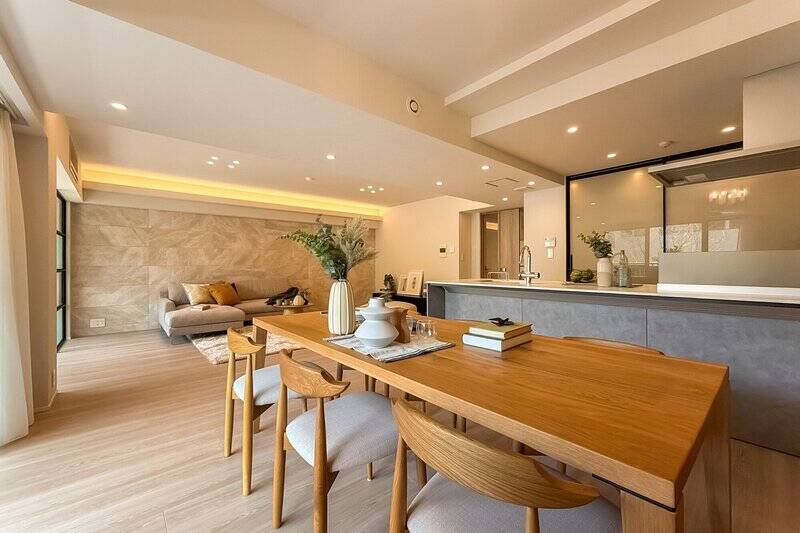 キッチン前をダイニングスペースとするならば、ディスプレイのように6人掛けもおさまります。ご家族やご友人を招いてのパーティーを頻繁に開催したくなりそうですね。