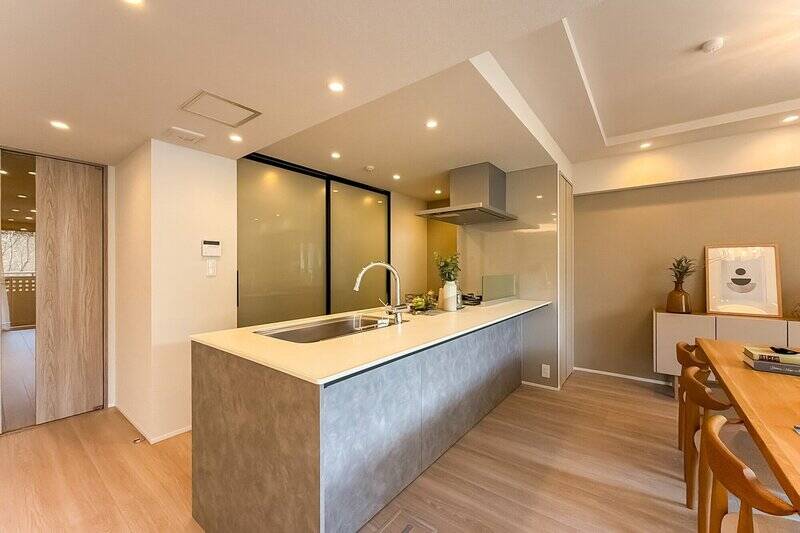 ペニンシュラタイプのI型。天板が広いため、出来立てのお料理をスムーズにサーブできそうです。