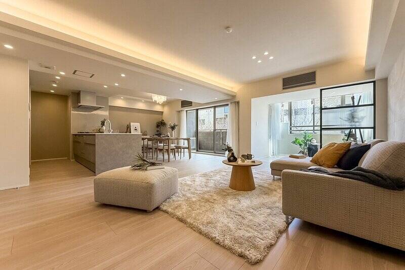 リビングスペースの端から撮影。窓の外にちょうど植栽の枝葉が見えるのがなんとも素敵。春から夏にかけて、一面グリーンになるかもしれません。