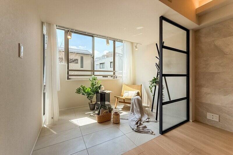 “コンサバトリー” とは、ガラス張りの壁や屋根で構成された半屋外の多目的空間のこと。床はタイルに切り替えられ、水汚れに強い仕様になっています。