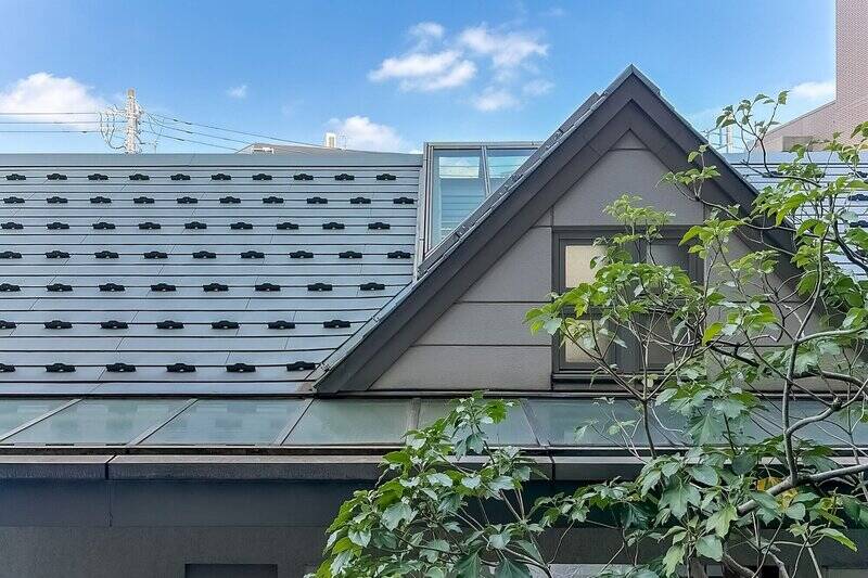 3つの洋室をつなぐように設けられた室外機置き場からは共用ロビーの屋根と植栽を望みます。