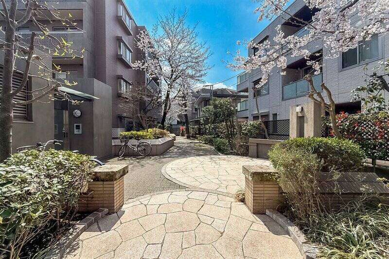 最後に、中庭へとつながるサブエントランスをご紹介。植栽豊かなスペースで、思わず立ち止まって空を見上げてしまいます。