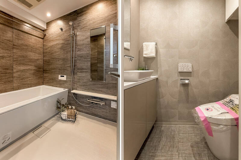 <b>左・</b>1620サイズの大型ユニットバス。浴室乾燥や暖房機能が付いています。／<b>右・</b>手洗いカウンター、ミラー付きのトイレ。廊下沿いに独立しています。