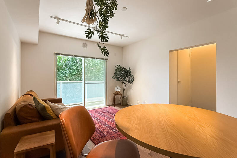 直線が目立ち、スッキリとした印象。バルコニーに出てみましょう。