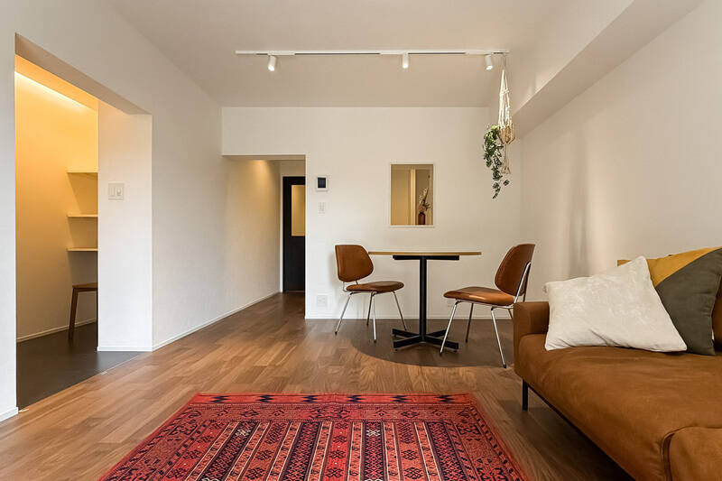 参考ディスプレイのように家具を配置するとバッチリ決まりそうですね。次に、左手の開口の中を拝見しましょう。