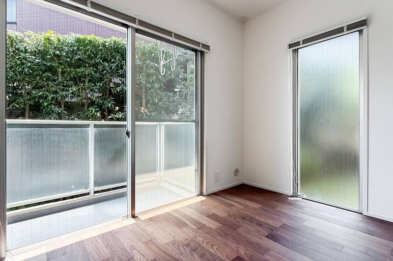 メインの開口はLDKと同じく南向き、そして西側にも大きなFIXガラスが。ぼんやり透けて見えるグリーンがいい感じです◎