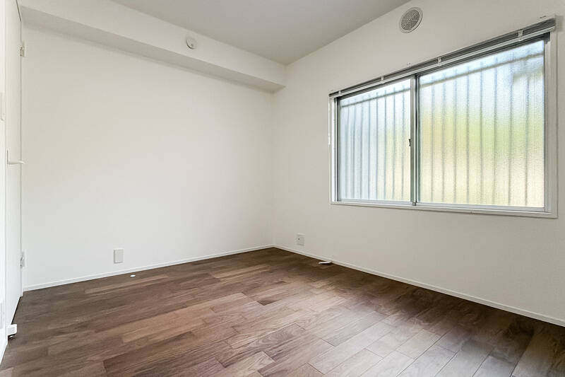 LDKから玄関を挟んで反対側にある独立した居室なのでゆっくりとお休みいただけそう。窓は北向きです。