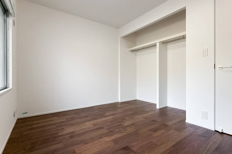 オープンタイプのクローゼット付きで、こちらもたっぷり衣類がしまえそうですよ。