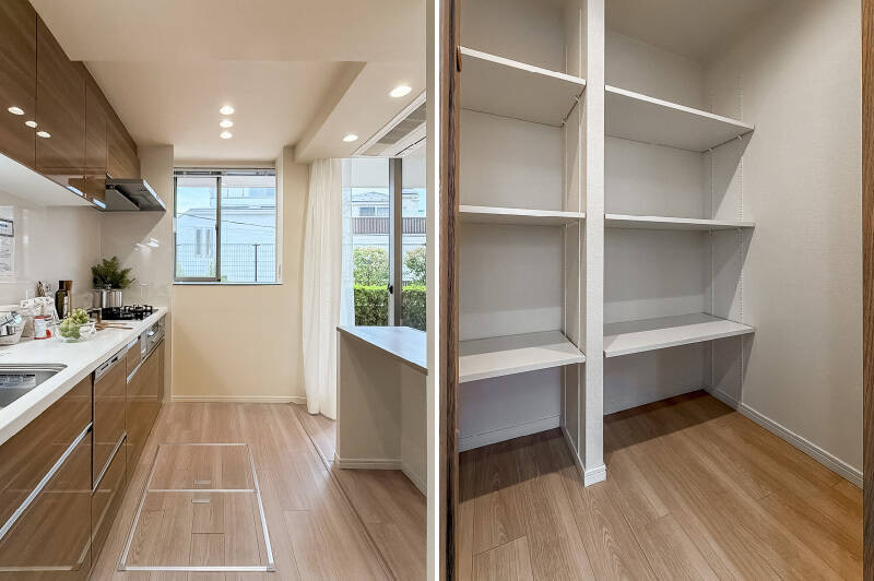 <b>左・</b>キッチンにも窓があり、換気をしながら料理ができます。カウンター下は、ゴミ箱置き場スペースにぴったり。さらに床下収納もありますよ。／<b>右・</b>引き戸の中のパントリー。（大歓喜！）調理家電はもちろん、食材や日用品の買い置きなど家事の心強い味方になりそうです。