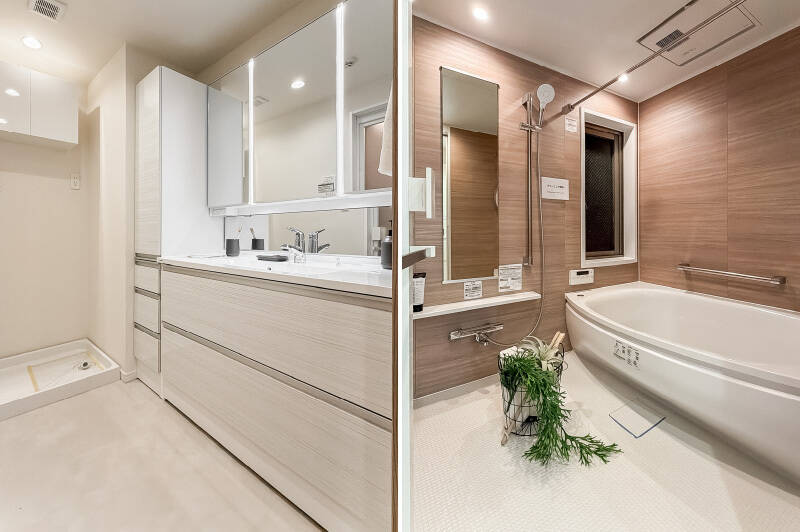 <b>左・</b>ゆとりある洗面台。大きな3面鏡と収納が備わっています。タオル類もスッキリと収まりそう。／<b>右・</b>浴室換気乾燥機付き、1620サイズのユニットバス。お子さまと一緒の入浴でも広々使えますよ。