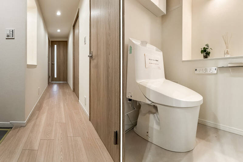 <b>左・</b>廊下の一部にはニッチスペースが。お気に入りのアイテムを飾りたいですね。／<b>右・</b>小さなカウンター付きのトイレ。