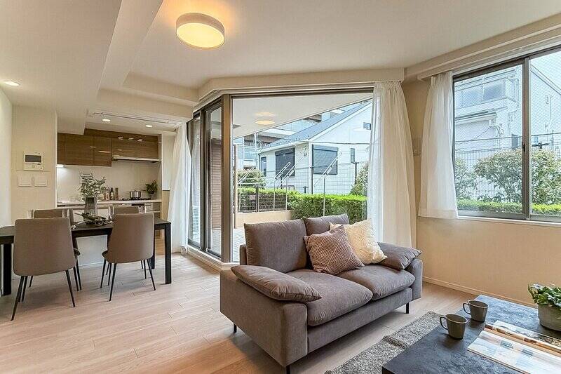 まずは特徴的な窓があるLDKから！ 広さは約16帖。大開口の南東向きの窓があり、明るい空間です。