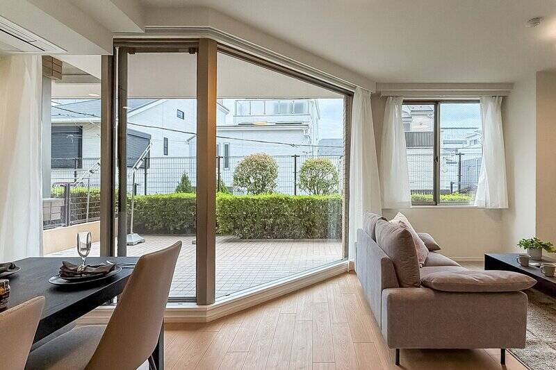 LDKの奥にはテラスがチラリ。外に出てみましょう！