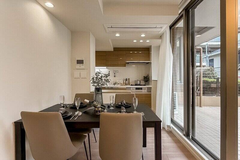 キッチンは壁付けタイプ。ダイニングの天井部分には、カセット型エアコンが備わっています。